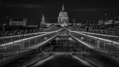 Zwart-Wit: Millennium Bridge met uitzicht op St. Paul's Kathedraal