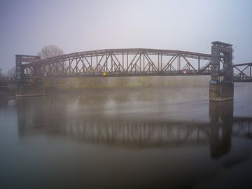 Maagdenburg - De hefbrug op een mistige dag in november van t.ART