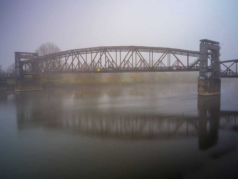 Magdeburg - Die Hubbrücke an einem nebligen Tag im November von t.ART
