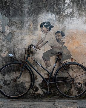 Straatkunst met fiets in George Town, Maleisië van Ian Schepers