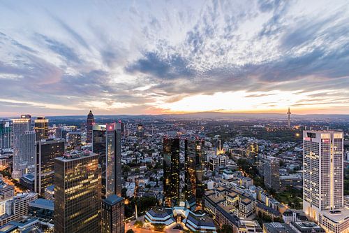 Kantoorgebouw in de bankwijk Frankfurt am Main in de avonduren