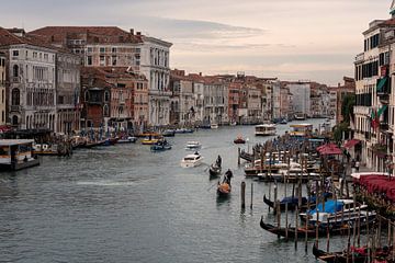 Uitzicht vanaf de Rialto brug in Venetië
