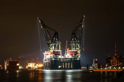 Die Sleipnir, das größte Kranschiff der Welt.