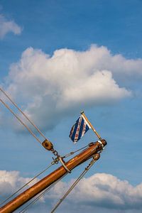 De Friese vlag op de boegspriet van een zeilschip van Harrie Muis