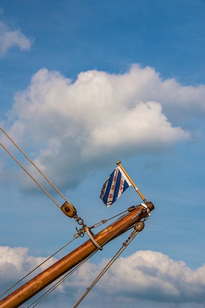 De Friese vlag op de boegspriet van een zeilschip by Harrie Muis