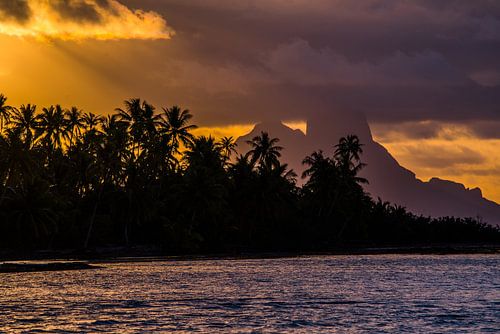 Zonsondergang Taha'a met Bora Bora op achtergrond