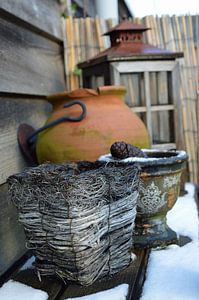 Garden decoration with basket, pot and old lantern sur Ronald H