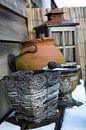 Tuindecoratie met mandje, pot en oude lantaarn van Ronald H thumbnail
