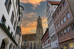 Altstadt von Nördlingen in Bayern, Deutschland mit Fachwerkhäusern und Kirche
