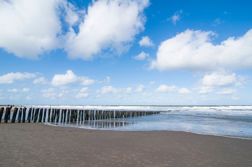 Waterbrekers op het strand  van Marianne Rouwendal