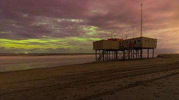 Noorderlicht boven het paviljoen van de reddingsbrigade op het strand in Petten van Bram Lubbers