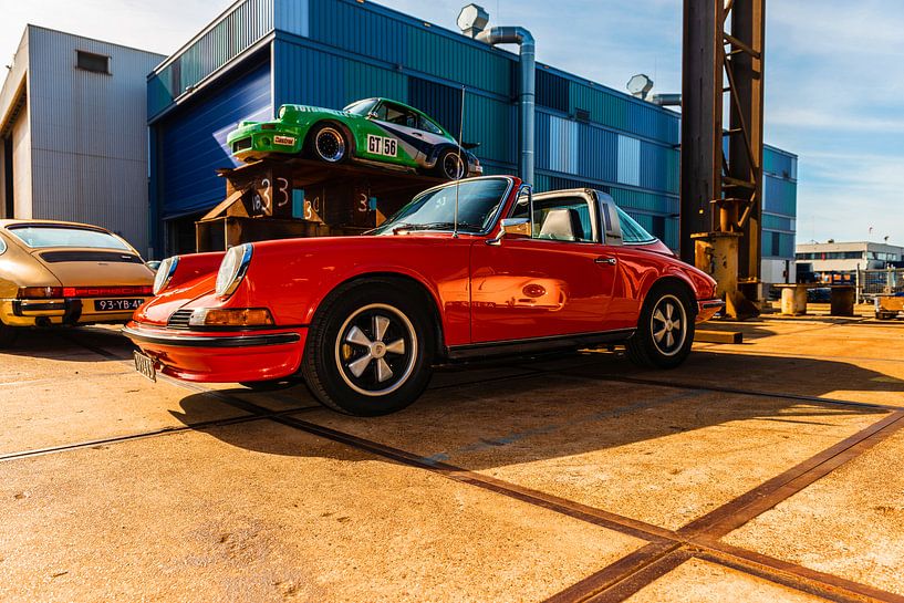 Porches in Industriele achtergrond. van Brian Morgan