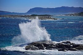 Spectacular exploding wave by Frank's Awesome Travels