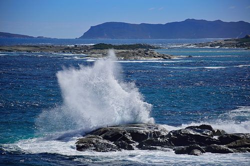 Spectacular exploding wave