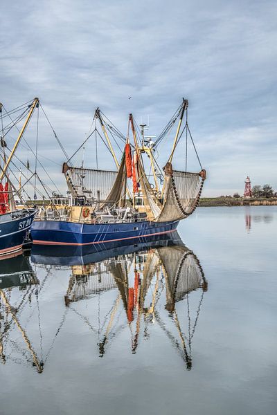 Windstille voorjaarsdag in de haven van het Friese stadje Stavoren met vissersboot en vuurtoren von Harrie Muis