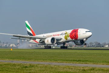 Emirates Skycargo Boeing 777F met Red Rose livery. van Jaap van den Berg