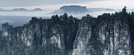 Morgendämmerung über der Bastei – Monumentales Elbsandsteingebirge von Wandbilder Onlineshop