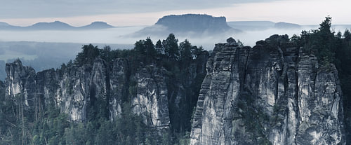 De dageraad boven de Bastei – Monumentaal Elbezandsteengebergte