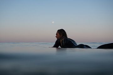 Surfeur avec la lune sur Rowan Geerdink