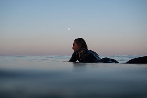 Surfer mit dem Mond