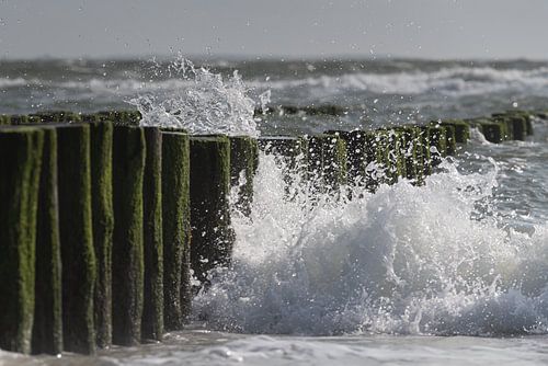 Golven spatten uiteen op de golfbrekers in Burgh - Haamstede, Zeeland