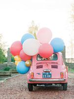Voiture classique rose avec ballons - La carte idéale pour votre anniversaire