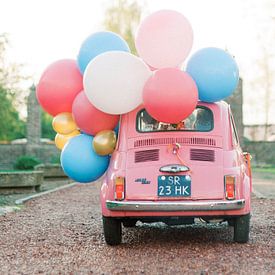 Rosa Oldtimer mit Luftballons - Die perfekte Karte für Ihren Geburtstag von Youri Claessens