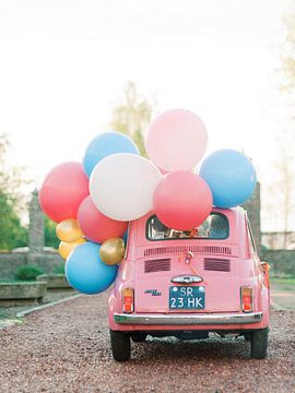 Roze auto met ballonnen - Perfecte kaart voor je verjaardag van Youri Claessens
