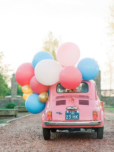 Roze auto met ballonnen - Perfecte kaart voor je verjaardag