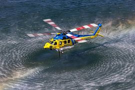 Ventura County Firehawk schnorchelt Wasser aus einem Fluss von Jimmy van Drunen