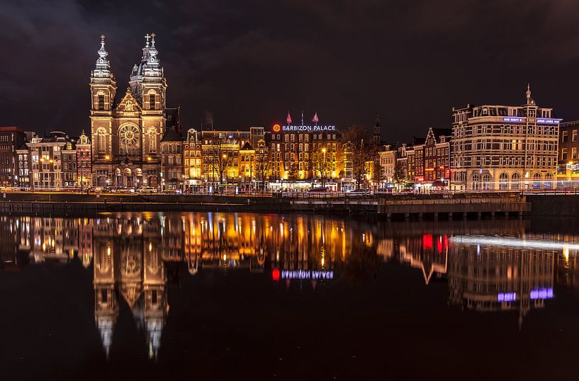 Nachtfoto Prins Henderikkade met de Sint-Nicolaaskerk by René Rollema