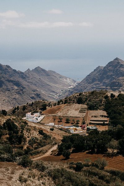 Village espagnol entre les montagnes à Tenerife par Yvette Baur