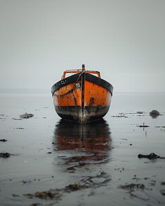 Friedliche Stille, leuchtendes Boot
