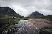 Wit huisje in Glencoe, Schotland