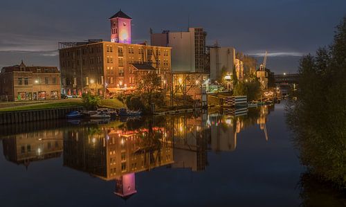 Belle ville illuminée le soir