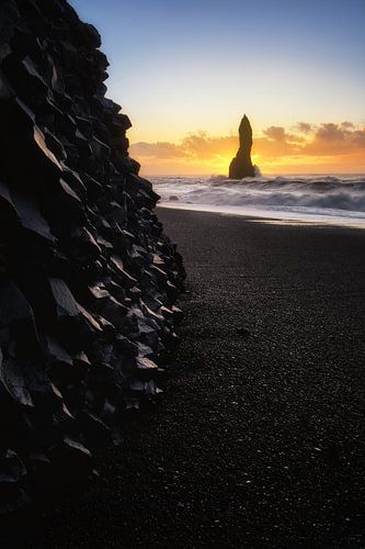 Strand van zwart zand