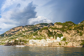 Vue sur Atrani, sur la côte amalfitaine, en Italie