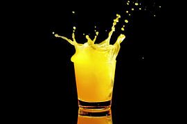 Eiswürfel spritzt in Orangenlikör von Eye on You