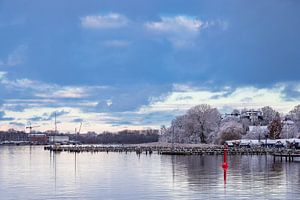 Blick über die Warnow auf die Hansestadt Rostock im Winter