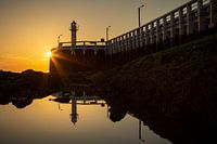 la jetée de Nieuwpoort sur la côte belge au coucher du soleil, Belgique