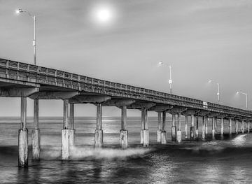 Een maanverlichte pier van Joseph S Giacalone Photography