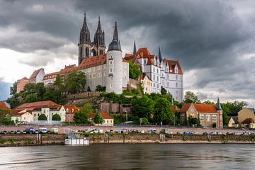 Het kasteel Albrechtsburg in Meissen torent hoog boven de Elbe uit van Holger Spieker