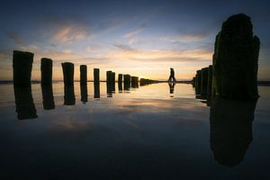 Walk on Water (reflectie golfbreker) van Thom Brouwer