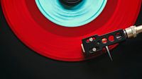 Rote Vinyl Single auf Plattenteller