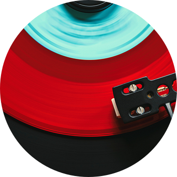 Rood vinyl singe op platenspeler van Frank Kremer