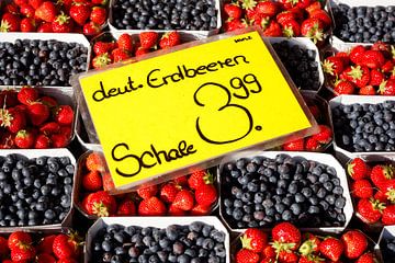 Verse aardbeien en bosbessen in bakjes op een marktkraam, Bremen, Duitsland