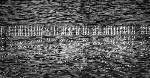 Abstracte Ijs vormen aan prikkeldraad