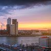 Spitsuur in Rotterdam - Panorama skyline zonsondergang van Vincent Fennis