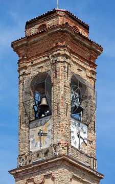 Glockenhähne in Cerretto Lange, Piemont, Italien von Joost Adriaanse