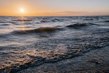 Coucher de soleil au bord de la mer sur Danielle Bosschaart